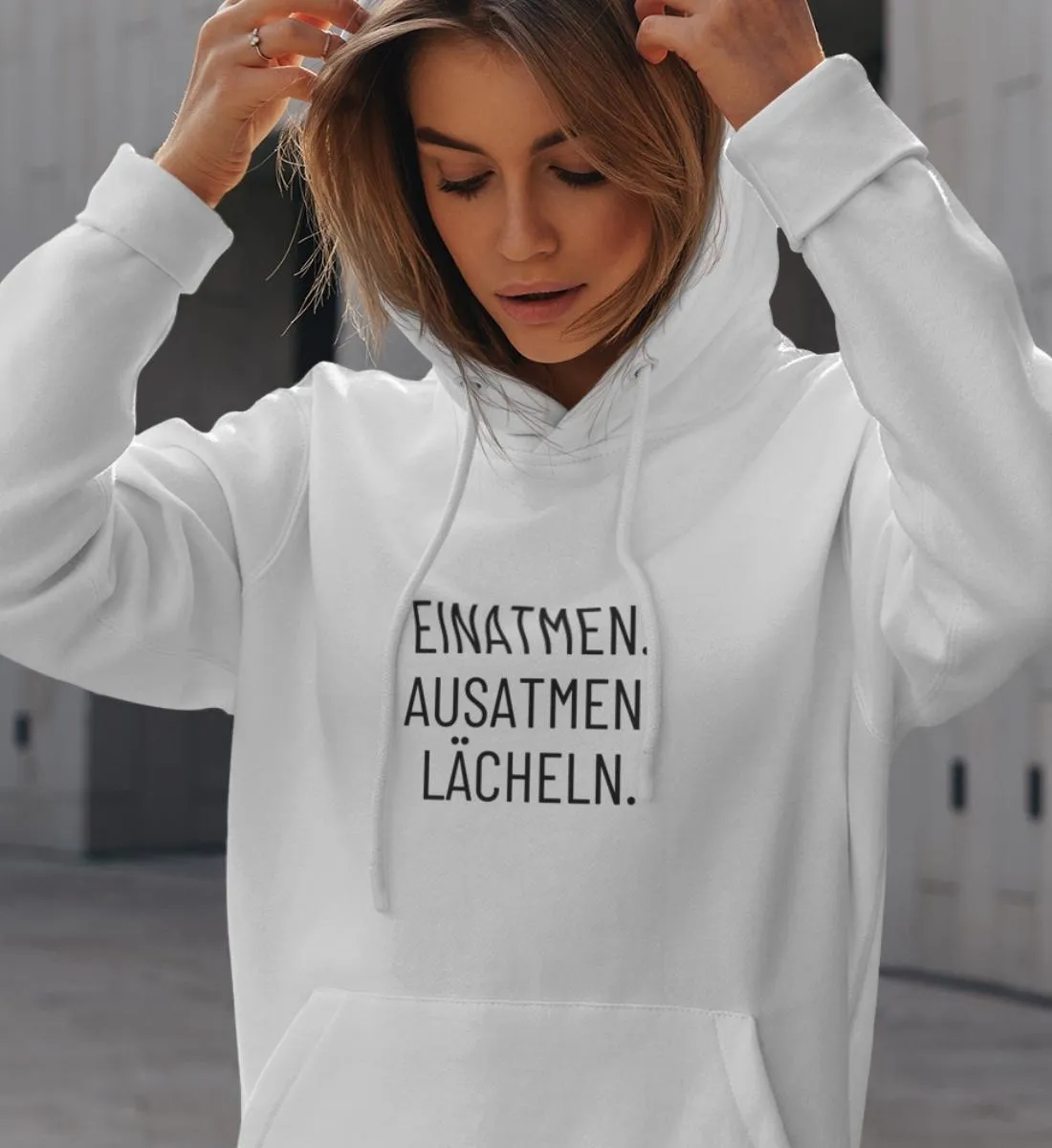 Einatmen. Ausatmen. Lächeln. Bio Hoodie Unisex